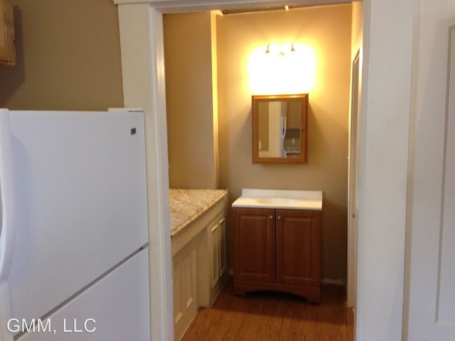 Building Photo - 2 br, 1 bath Apartment - 154 Main Street