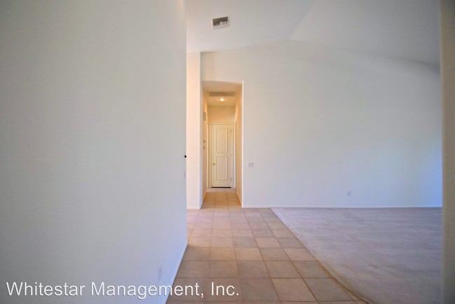 Building Photo - 4 Mission Palms W