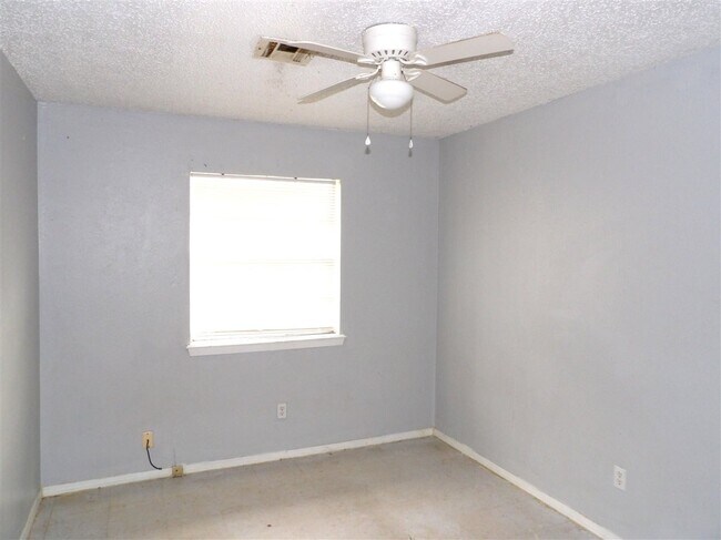 Building Photo - 4609 SW J Ave