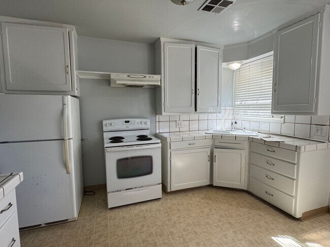 Foto del edificio - Nice Two Bed, One Bath Duplex In Central Stockton