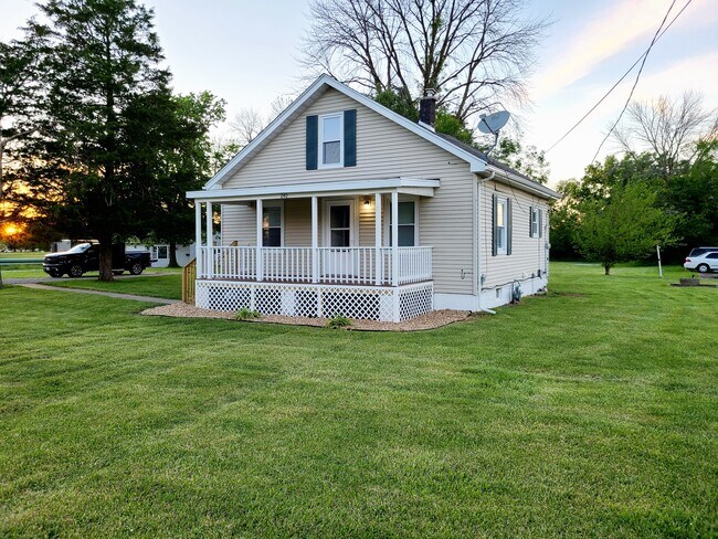 Building Photo - 240 W Woodland Ln