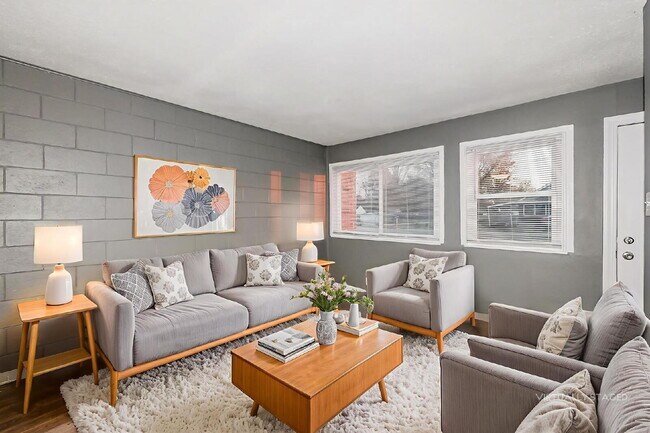 Foto del edificio - Charming 2 Bed, 1 Bath Apartment in Indianapolis - Don't Miss Out!