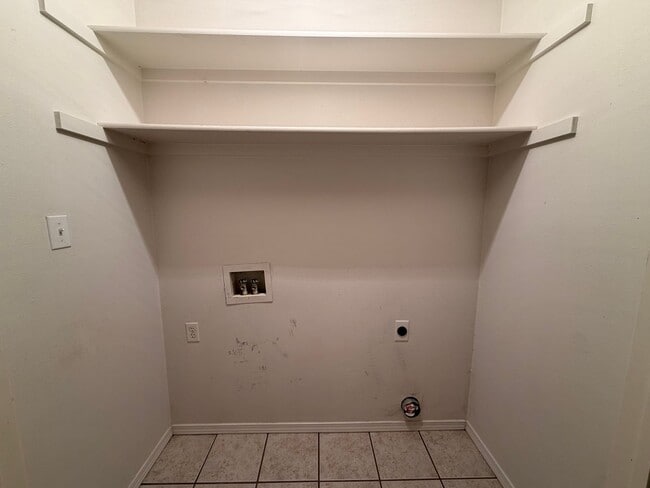 Building Photo - This 3-bedroom, 2-bathroom house in Russellville, AR offers a practical layout and convenient loc...