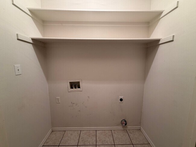 Foto del edificio - This 3-bedroom, 2-bathroom house in Russellville, AR offers a practical layout and convenient loc...