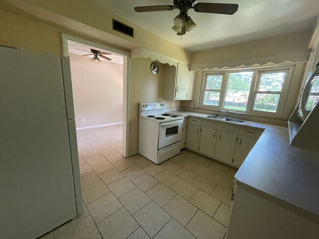Building Photo - 3 bedroom 1 bathroom West Lafayette