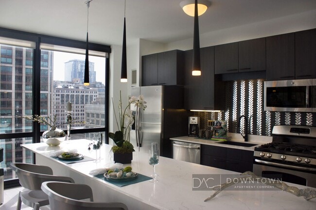 Building Photo - 75 E Lake St