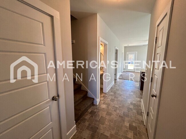 Building Photo - Town Home in Chelsea!!! Available to View ...