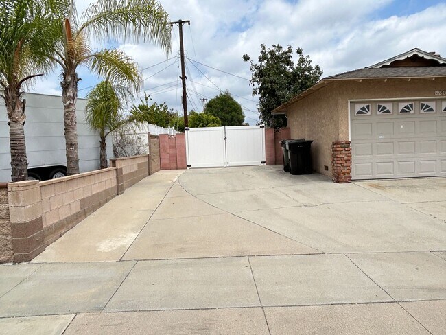 Foto del edificio - Charming Remodeled 1 Story Anaheim Home with RV Parking