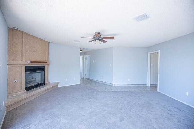 Foto del edificio - Beautiful 4 bedroom 2.5 bathroom