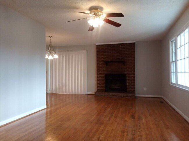 Building Photo - Lovely Brick home in Cary