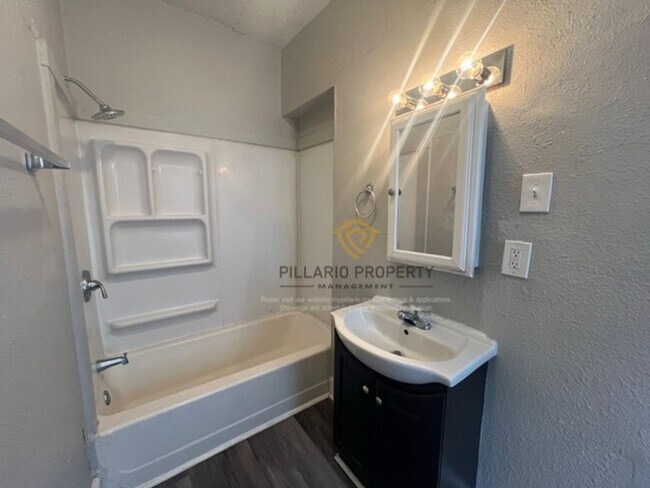 Building Photo - Close to Downtown Indy, Crown Hill, 4 Bedroom, 2 Bathroom House Available NOW!