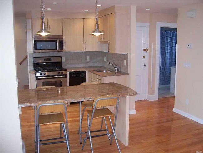 Building Photo - 10 Flower Hill Pl