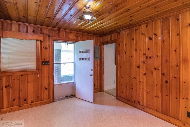 Building Photo - WONDERFUL BRICK HOME IN FREMONT *EASY ACCE...