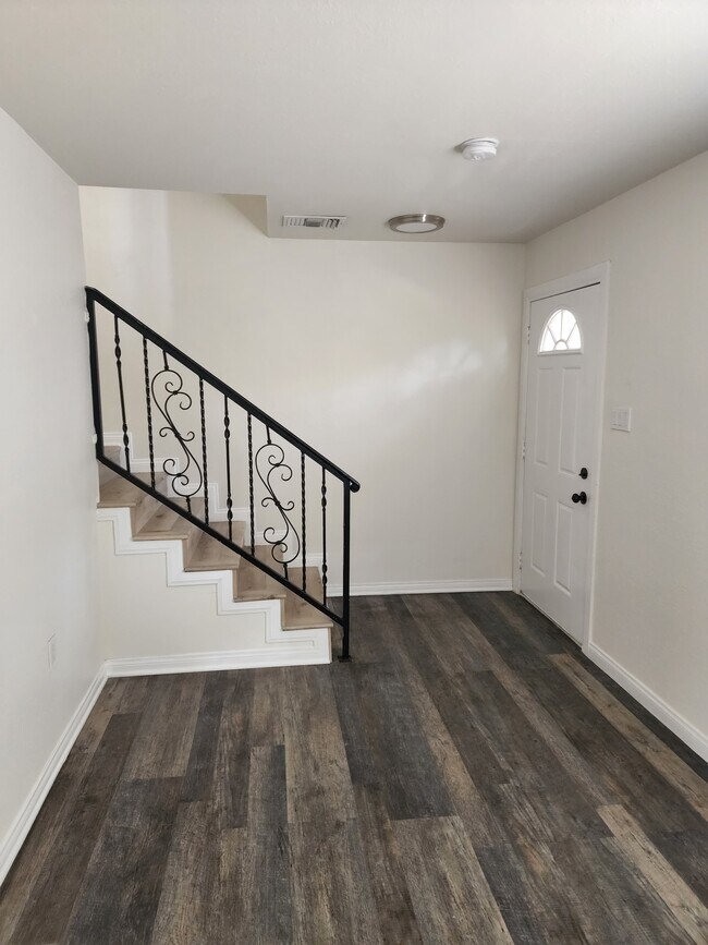 Foto del edificio - 2134 S Cloverdale Ave