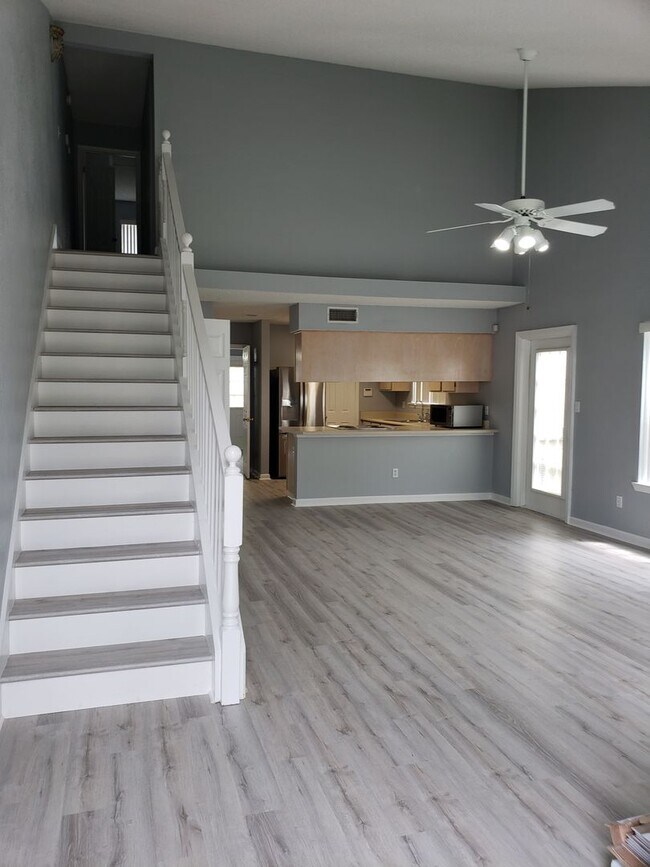 Foto del edificio - 3 bedroom townhome for rent in NE Tallahassee, wood floors, fenced yard available early July 2026...