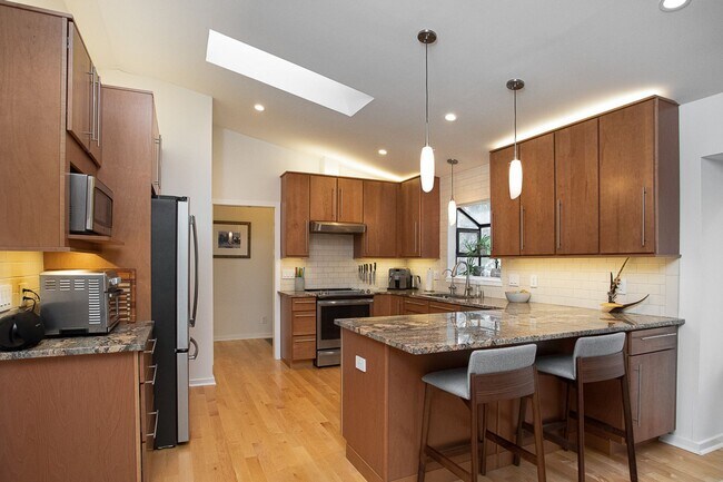 Foto del edificio - Gorgeous 3 Bedroom House - 1 mile to Downtown Carrboro!