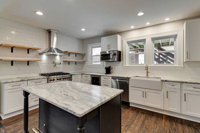 Building Photo - Charming Renovated East Nashville Home wit...