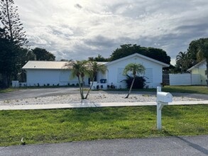 Building Photo - 700 N Perry Ave