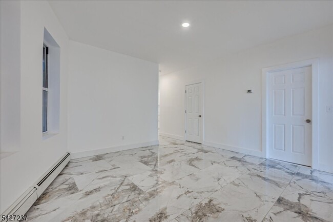 Building Photo - 520 E Jersey St