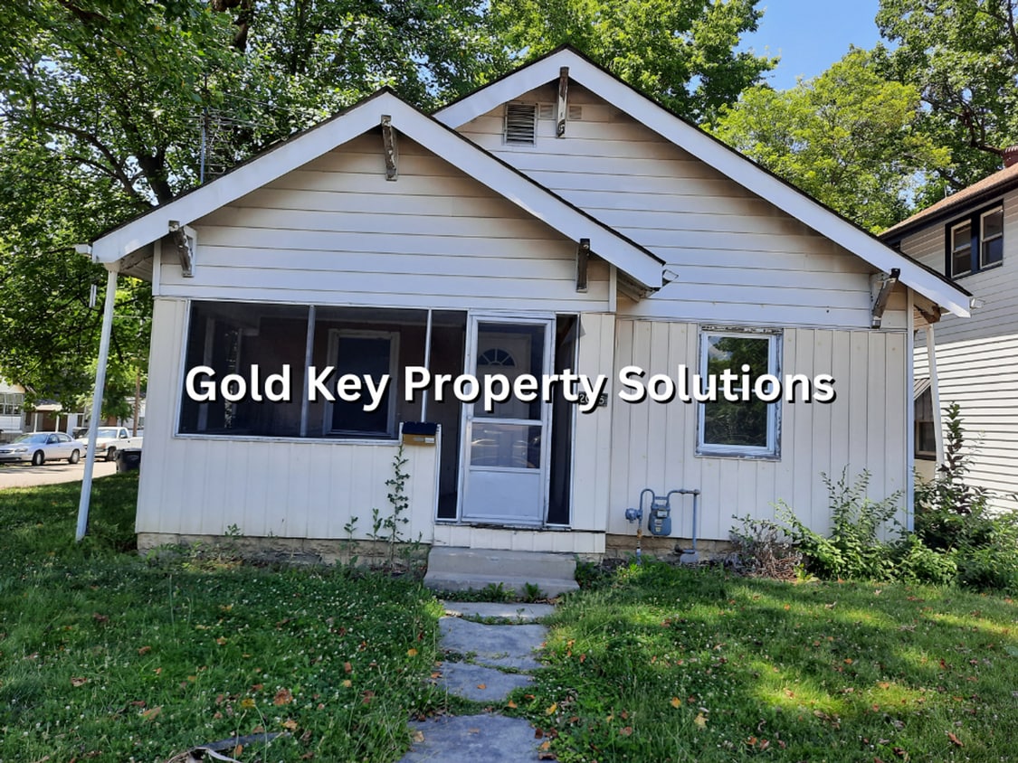 Primary Photo - Freshly Painted 2 BR 1 BA House with Dinin...