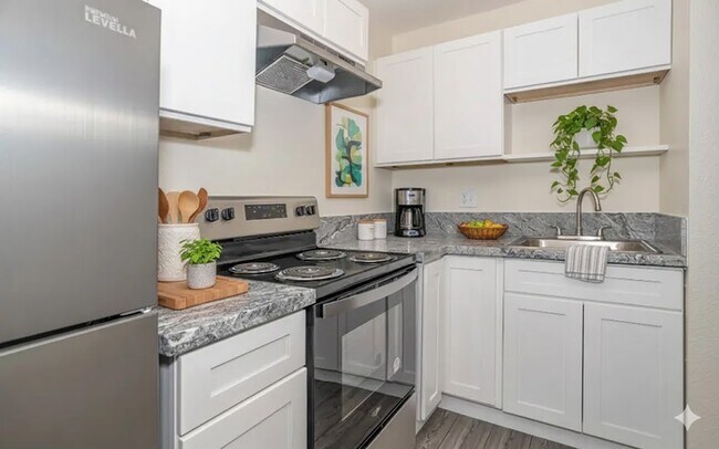 Cocina moderna renovada - Shoreline Plaza