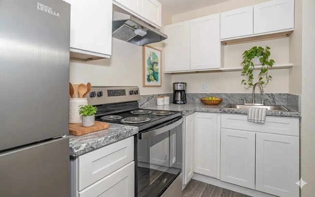 Upgraded Modern Kitchen - Shoreline Plaza