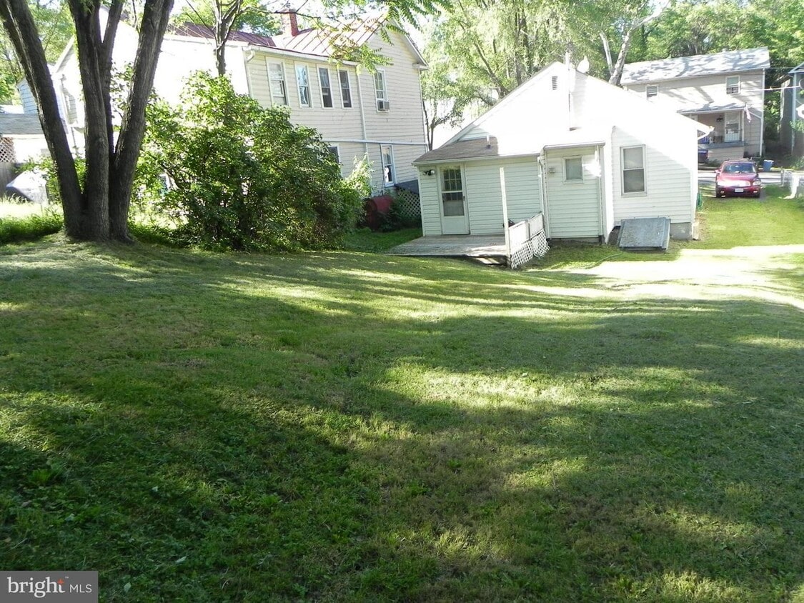 Primary Photo - 107 W Pall Mall St