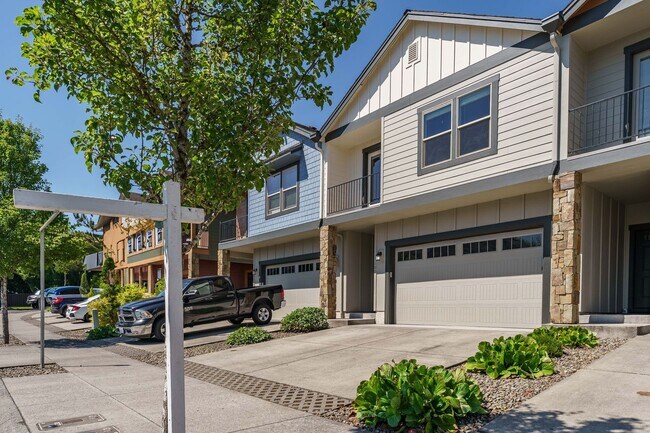 Building Photo - ASK ABOUT OUR AUGUST MOVE IN SPECIAL: Spac...