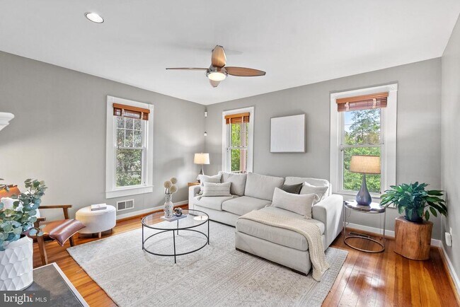 Foto del edificio - 5213 Cathedral Ave NW