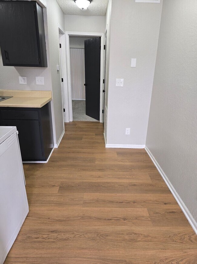 Foto del edificio - Updated 1 bedroom apartment in Osage Beach right behind Hyvee