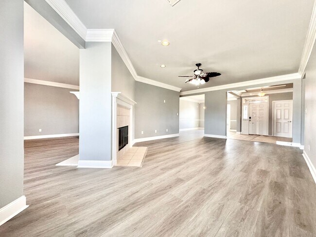 Foto del edificio - Spacious 4 Bed, 2.5 Bath Home in Gonzales - Expanded Kitchen, Fireplace, & Patio!