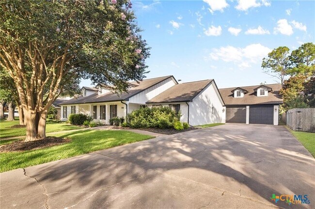 Building Photo - 6037 Country Club Dr