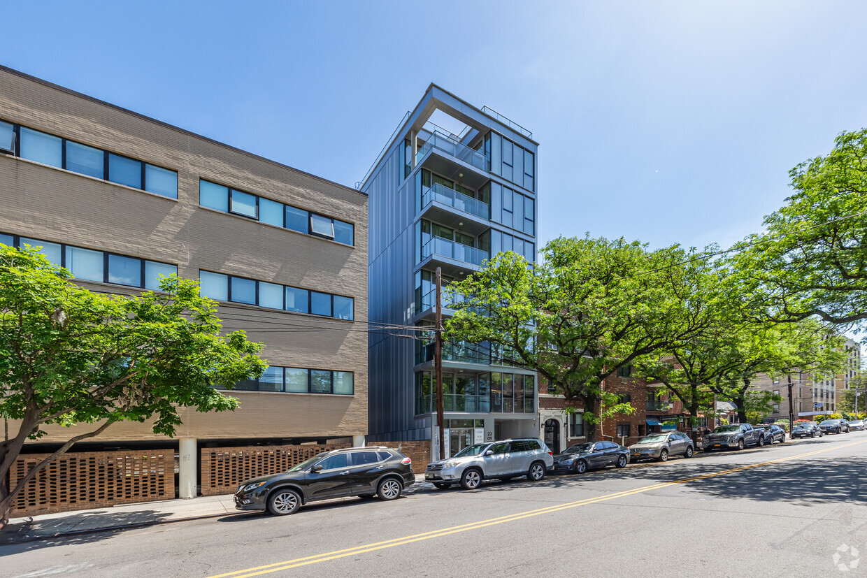 Primary Photo - 2309 Broadway