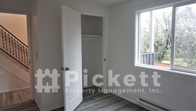 Foto del edificio - Updated Two Story 2 Bedroom Duplex near PSNS