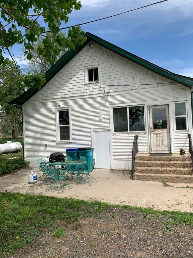 Building Photo - Ranch Style Farm House!
