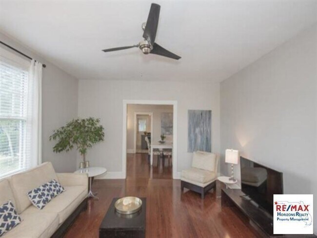 Building Photo - Incredible East Hill Cottage!