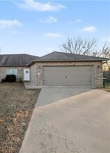 Building Photo - 862 Oakwood Ln