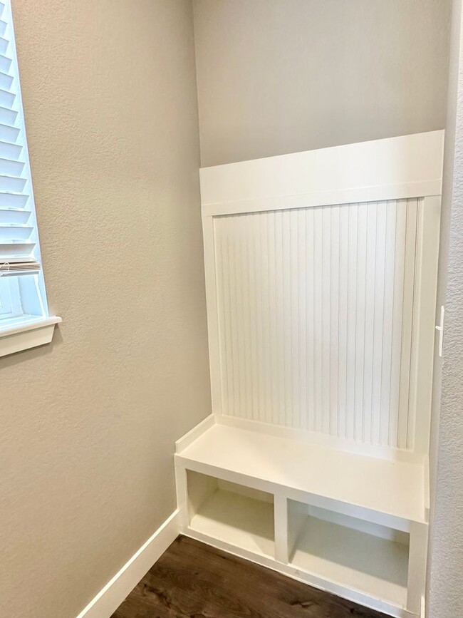 Building Photo - Move In ready home on Castor