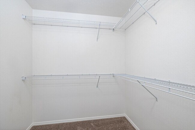 Foto del edificio - 4 Bedroom Home with 3 car garage for rent!