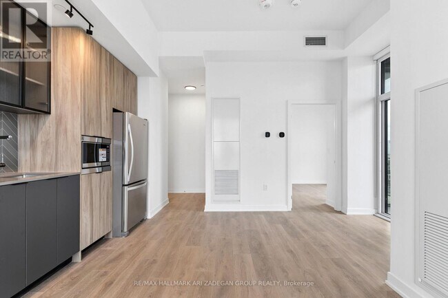 Building Photo - 1037 The Queensway