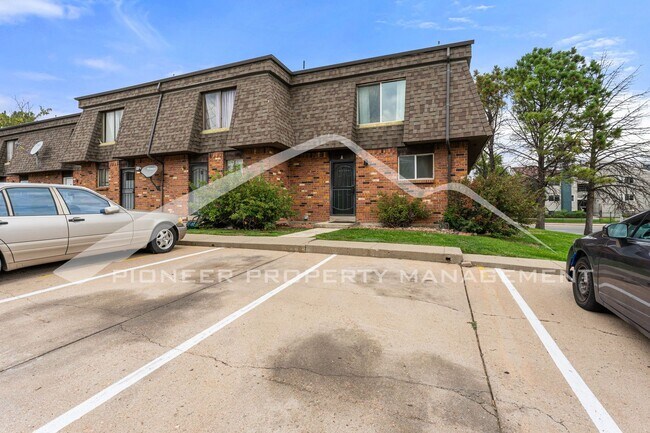 Building Photo - Charming Townhouse with Washer/Dryer and C...