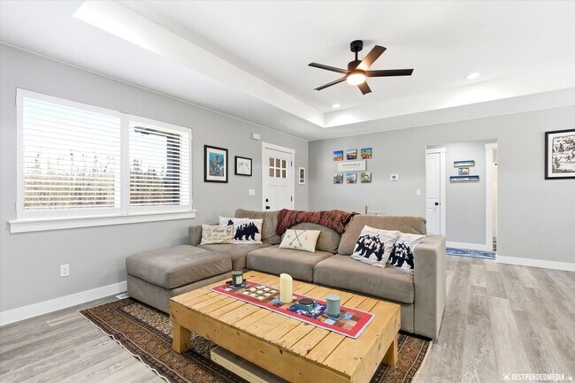 Building Photo - Aurora Heights Ranch