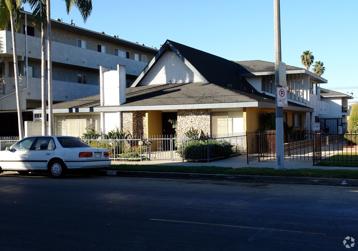 Building Photo - 701 S Grevillea Ave