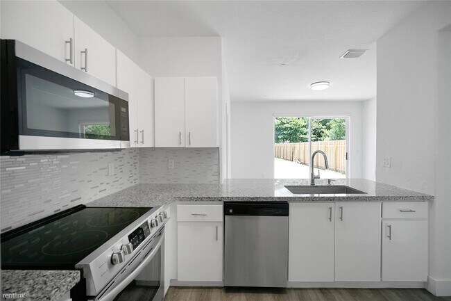 Foto del edificio - 3 br, 2.5 bath Townhome - 16909 SW 33rd Ct...