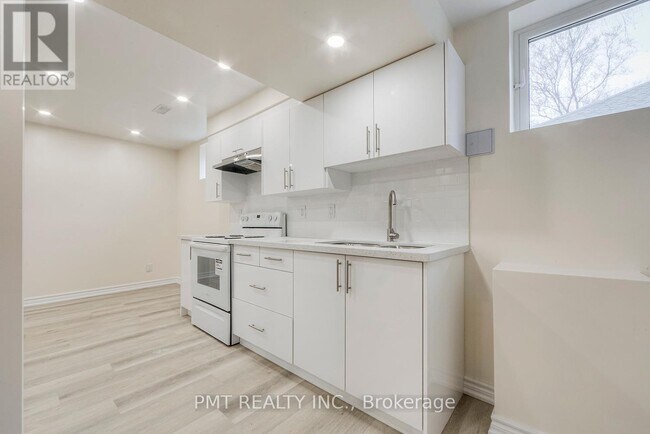 Building Photo - 124 Edinborough Ct