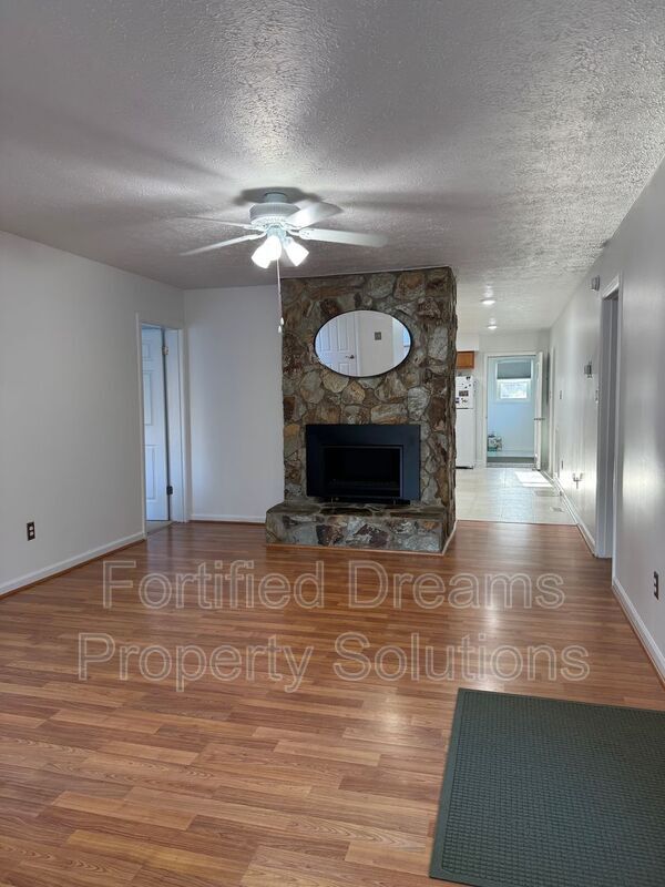 Building Photo - 8704 Victory Ln