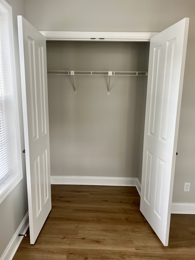 Bedroom 1 closet - 517 E Lincoln Rd