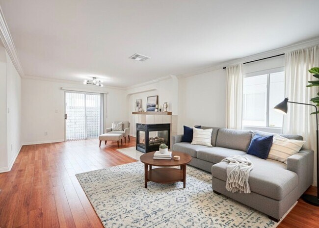 Foto del edificio - Fully Renovated 4 Bed/3.5Bath Home with Garage + Private Yard