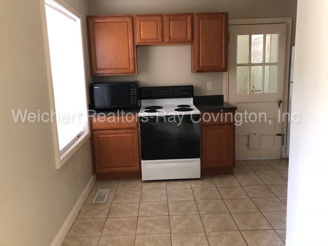 Building Photo - 2 bed 1 bath in Rosewood