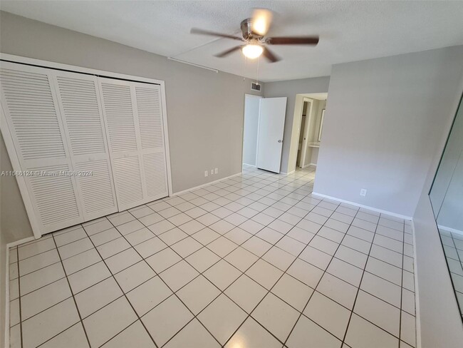 Building Photo - 3145 N Palm Aire Dr